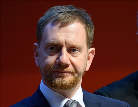 «Wir haben in den Jahren 2015 folgende miteinander einen Konsens erzielt, [...] dass die Grenze irgendwo bei 200.000 Personen ist, die wir hier gut integrieren können», sagt der sächsische Ministerpräsident.