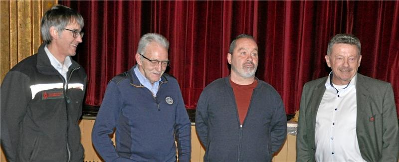 Tschüss, Wald: Harzer Unikum Jörg Schlabitz hört auf „Wir haben zusammen Holz gehackt“: Jörg Schlabitz (r.) hat im Harzer Wald einst zusammen mit Harald Laubner, Achim Lader und Rainer Hildebrand (v.l.) angefangen. Foto: Heine