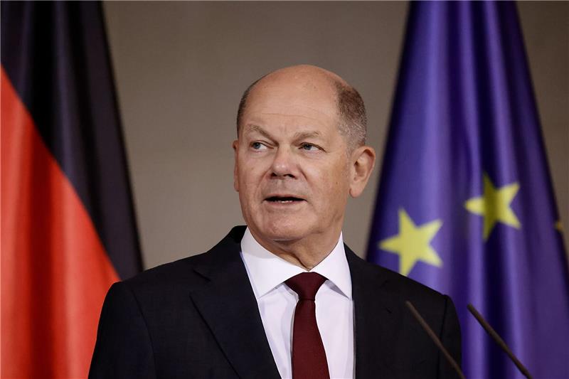 Scholz: Demokraten müssen gegen Fanatiker zusammenstehen «Wir lassen nicht zu, dass jemand das "Wir" in unserem Land danach unterscheidet, ob jemand eine Einwanderungsgeschichte hat oder nicht», sagt Kanzler Olaf Scholz.