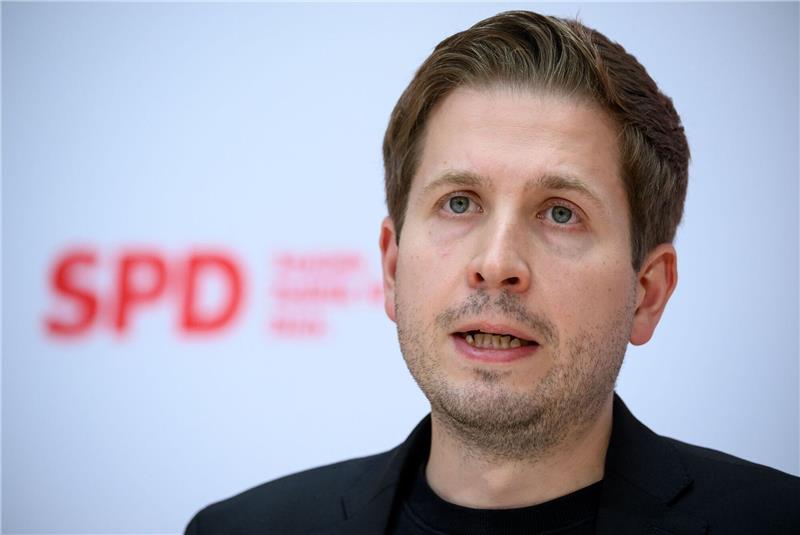 Kevin Kühnert: Es muss auch mal knirschen «Wir müssen um den richtigen Weg streiten. Und es muss auch mal dabei knirschen, wenn es für die richtige Sache ist», sagt SPD-Generalsekretär Kevin Kühnert.