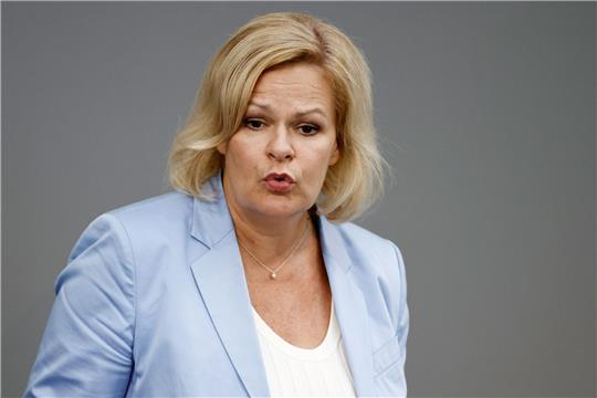«Wir müssen weiter die Leben vieler Menschen schützen, die vor Putins barbarischem Krieg fliehen mussten», sagt Bundesinnenministerin Nancy Faeser (SPD).