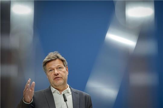 «Wir sehen heute, dass die Stromversorgung weiter sicher ist, die Strompreise auch nach dem Atomausstieg gefallen sind und die CO2-Emissionen ebenfalls runtergehen», sagt Robert Habeck (Bündnis 90/Die Grünen).