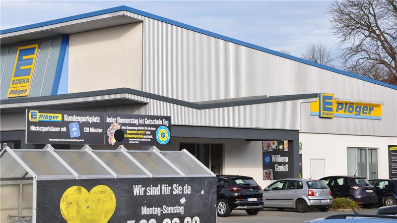 Letzter Tag zum Einkaufen: In Goslar schließt der Edeka-Plöger Mehrere Schilder weisen auch hier auf den Edeka-Plöger-Markt und dessen Service hin.