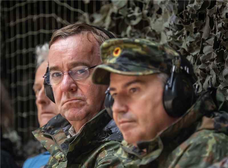 «Wir sind nicht die einzigen, die nicht liefern»: Boris Pistorius (M.) neben Brigadegeneral Michael Bender.