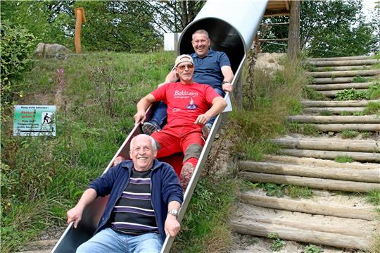 „Wir sitzen alle in derselben Rutsche“ (von hinten): CDU-Landtagskandidat Stefan Henkel sowie die Vorstandsmitglieder des Robinson-Fördervereins, Rainer Wiedemann und Udo Künstel, sprechen über das Ehrenamt. Foto: Knoke
