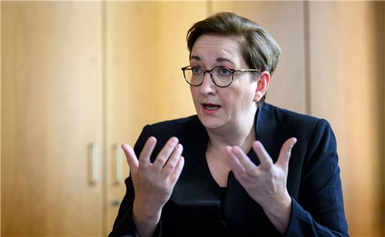 «Wir sollten ein einfaches System entwickeln, das energieeffizientes Bauen, die Nutzung umweltgerechter und recycelter Baumaterialien und flächensparendes Bauen fördert»:  Bundesbauministerin Klara Geywitz.