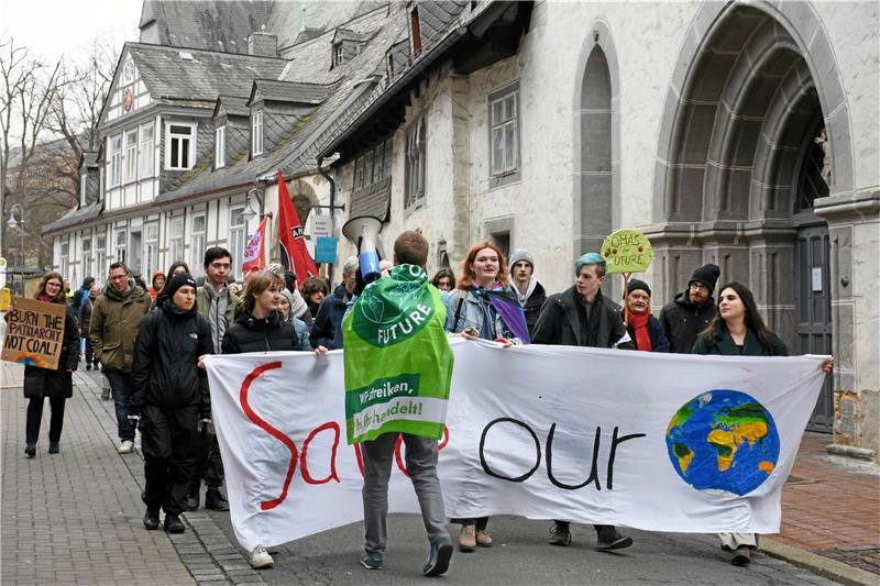 „Wir sind laut, weil Ihr uns die Zukunft klaut“ „Wir streiken, bis ihr handelt!“ steht auf dem grünen Banner von Fridays for Future, mit dem zuerst Emil Walenta und dann Henry Fischer dem Demo-Zug vorausschreitet. Foto: Kempfer