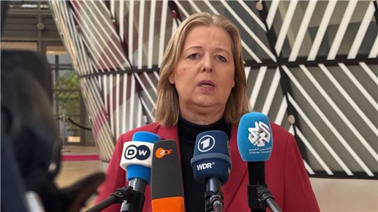 „Wir werden sie hier aufnehmen, wie wir alle anderen auch aufgenommen haben“, sagt Arbeitsministerin Bärbel Bas über junge Männer aus der Ukraine.