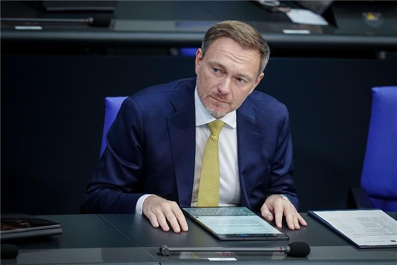 Haushaltskrise: In diesen Bereichen erwägt Lindner zu sparen «Wir werden uns mit drei großen Kostenblöcken beschäftigen müssen», sagt Bundesfinanzminister Christian Lindner.