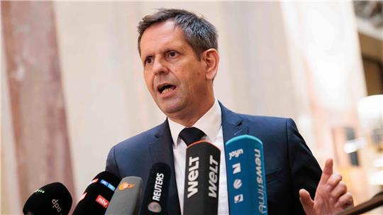 Wirbt beim Ärztetag für mehr Miteinander statt Gegeneinander: Niedersachsens Ministerpräsident Olaf Lies. (Archivbild)