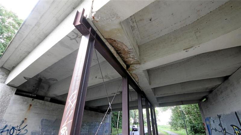 Auch im Landkreis Goslar müssen einige Brücken saniert werden Wird abgestützt: Die marode Brücke bei Salzgitter-Bad im Verlauf der B6 ist derzeit gesperrt. Sie soll abgerissen und neu gebaut werden. Einen Termin dafür gibt es noch nicht.