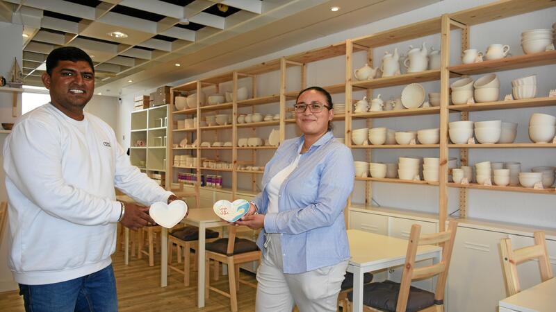 Keramik und Kaffee als starke Kombi in der Kaiserstadt Wird am 1. August neu eröffnet: Das „Keramik Kaffee“ von Julieth Andrea Bohorquez Ambrocio (re.) und Venkata Subramanian in der Breiten Straße in Goslar.