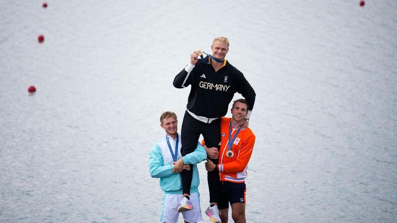 „Rennen für die Ewigkeit“: Olympiasieger Zeidler am Ziel Wird auch von den Kollegen gefeiert: Oliver Zeidler.