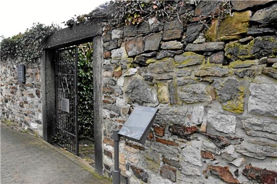 Wird ausgetauscht: Die neue Stele mit Informationen zum jüdischen Friedhof, der hier noch „israelitischer Friedhof“ genannt wird. Foto: Hartmann