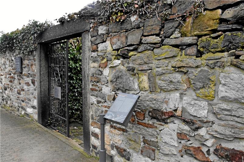 Jüdischer Friedhof: Goslarer Stadtführerin kritisiert Info-Text Wird ausgetauscht: Die neue Stele mit Informationen zum jüdischen Friedhof, der hier noch „israelitischer Friedhof“ genannt wird. Foto: Hartmann