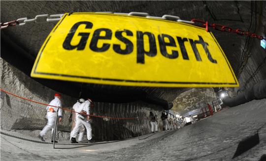 Wird der Atommüll aus dem maroden Bergwerk Asse nach der Bergung ab 2033 erst einmal in einem obertägigen Zwischenlager in Steinwurfnähe zum Bergwerk deponiert? Das wird sich voraussichtlich in diesem Jahr klären. Foto: Julian Stratenschulte/dpa