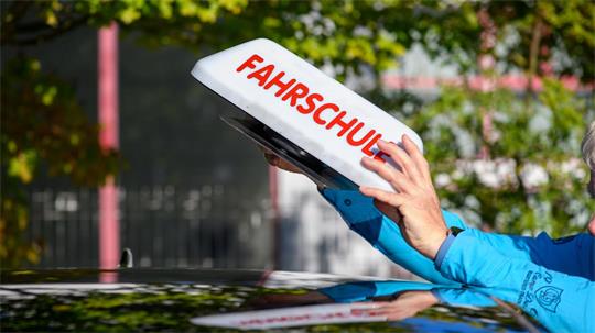 Wird die Arbeit als Fahrlehrer attraktiver, wenn später der Wechsel zum Prüfer möglich ist? (Symbolbild)