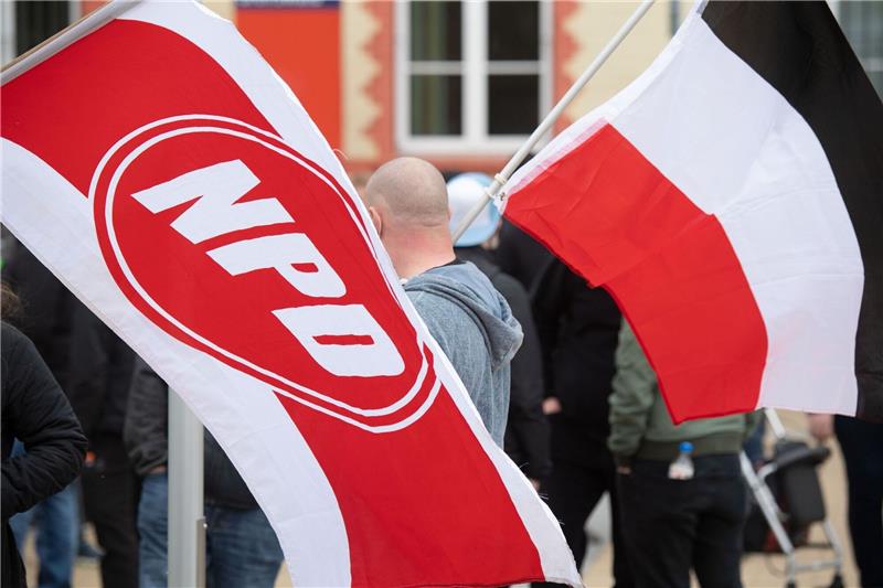 Bundesverfassungsgericht dreht NPD den Geldhahn zu Wird die NPD, heute Die Heimat, von der Parteienfinanzierung ausgeschlossen? Zuletzt bekam sie ohnehin kein Geld vom Staat.