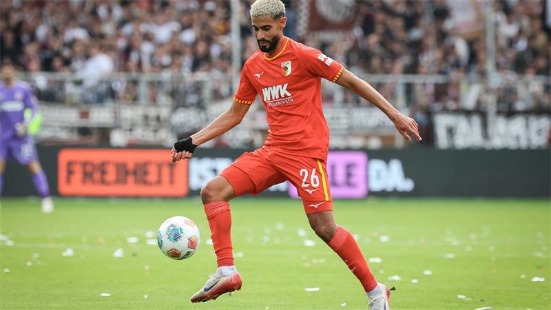 Wird erneut verliehen: Elias Saad vom FC Augsburg (Archivbild)