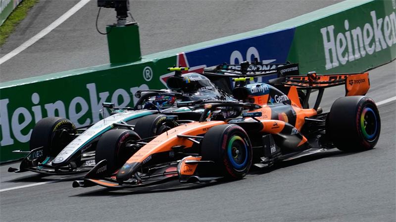 Wird es in der WM noch einmal eng zwischen Kimi Antonelli (l) und Lando Norris? (Archivbild)