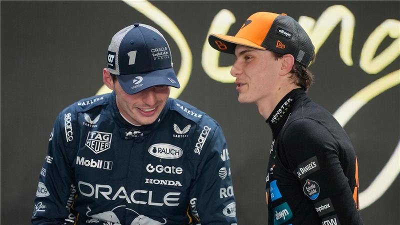 McLaren vor dem Knall? Teamduell spitzt sich nach Crash zu Wird für WM-Spitzenreiter Oscar Piastri (r) Titelverteidiger Max Verstappen noch zur Gefahr?