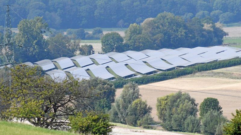 Wird oft als gelungenes Beispiel dafür genannt, wie sich ein Solarpark gut ins Landschaftsbild einfügt: die PV-Anlage am Großen Sauberg zwischen Liebenburg und Neuenkirchen.