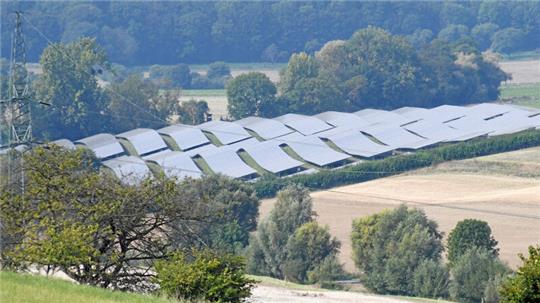 Wird oft als gelungenes Beispiel dafür genannt, wie sich ein Solarpark gut ins Landschaftsbild einfügt: die PV-Anlage am Großen Sauberg zwischen Liebenburg und Neuenkirchen.