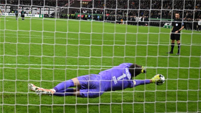 Wird zum Helden: Gregor Kobel im BVB-Tor