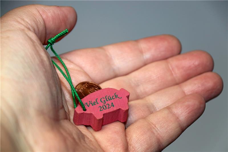 Wird‘s ein gutes Jahr, wird‘s ein schlechtes Jahr? Wie auch immer – die kleinen rosa Glücks-Borstenviecher mit dem Centstück im Rückenschlitz begleiten Sie durch die kommenden 366 Tage, und sie geben sich bestimmt Mühe.  Foto: Hartmann
