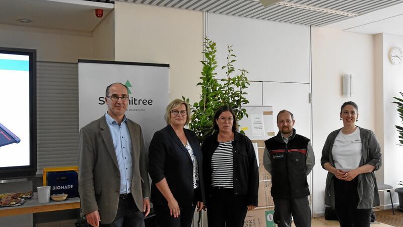 Dank des Projektes werden in Goslar 4485 Bäume gepflanzt Wirego-Geschäftsführer Dr. Jörg Aßmann (v. l.) mit den beiden Bestplatzierten Teilnehmerinnen Bianca Questereit (Goslarer Wohnstätten GmbH) und Claudia Glaub (Glaub Automation Salzgitter) sowie Marcel Möller (Stadtforst Goslar) und Sara Brandt vom technischen Dienstleister Summitree.