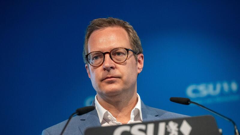 Habeck wirft Israel Völkerrechtsbruch vor - Union empört Wirft Robert Habeck vor, „das Narrativ der Hamas und der Israel-Hasser“ zu bedienen: Martin Huber.