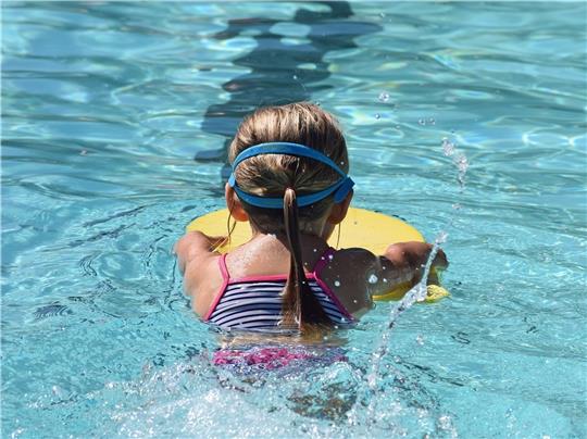 Wirklich sicher bewegen sich erst Schwimmer im Wasser, die ein Freischwimmer-Abzeichen besitzen.  Symbolbild: Pixabay