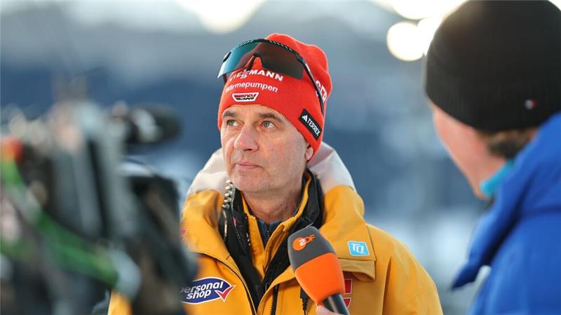 Grau in grau: Skispringer zwischen Trotz und Resignation Wirkt teilweise genervt: Bundestrainer Stefan Horngacher.