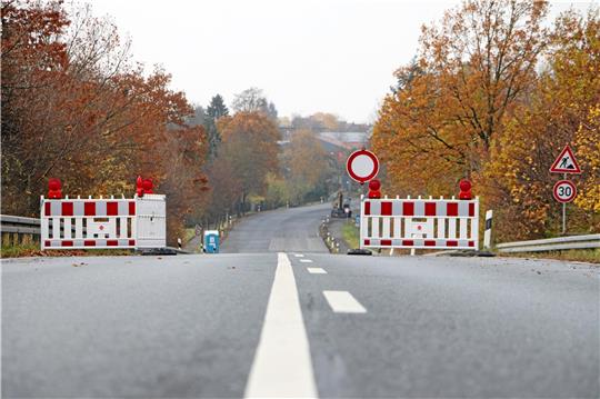 Wirkt wie Seesens neues Stadttor – und ist ein Stück weit geöffnet: Zum Ende der Woche, so der Plan der Straßenmeisterei Seesen, soll die Vollsperrung dann ganz verschwinden. Das bedeutet: Eine Umleitungsstrecke weniger im Nordharz.  Foto: Gereke