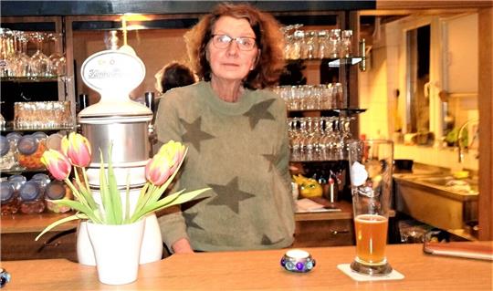 Wirtin Ute Geisendorf blickt zuversichtlich in die Zukunft und hofft auf noch viele Gäste im „Bierkrug“. Foto: Biener