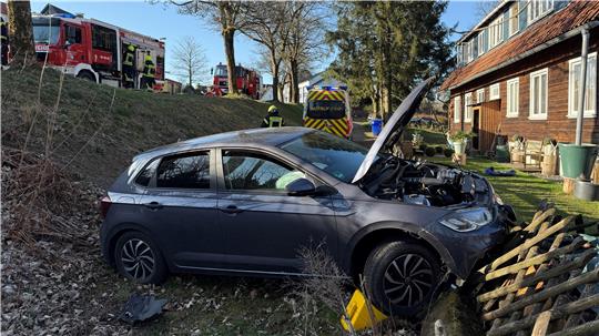 „Wirtschaftlicher Totalschaden“ ist nach Angaben der Polizei an dem Wagen des 81-jährigen Hohegeißers entstanden.