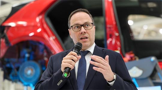 Wirtschaftsminister Dirk Panter (SPD) betonte, das Werk in Zwickau sei das produktivste und innovativste im Fahrzeugbau von VW. (Archivbild)