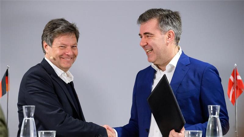 Wasserstoff-Pipeline von Dänemark nach Deutschland erst 2031 Wirtschaftsminister Habeck (l) hatte die Vereinbarung im März 2023 in Kopenhagen mit seinem Kollegen Lars Aagaard unterzeichnet. (Archivbild)