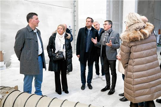 Wirtschaftsminister Olaf Lies (Mitte) besichtigt die Baustelle der Firma Fest im Gewerbegebiet Baßgeige. Foto: Fest GmbH