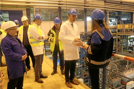 Wirtschaftsminister Olaf Lies mit Projektleiterin Juliane Meese-Marktscheffel im Forschungs- und Entwicklungszentrum des Betriebes H.C. Starck in Oker. Vorgestellt wird die neue innovative Laboranlage der Firma. Foto: Jenzora