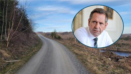 Wirtschaftsminister Olaf Lies steht während des Stadtjubiläums für ein Interview zur Bramkebrücke bereit. Es geht auch um den Forstweg, der um die gesperrte Brücke herumführt.
