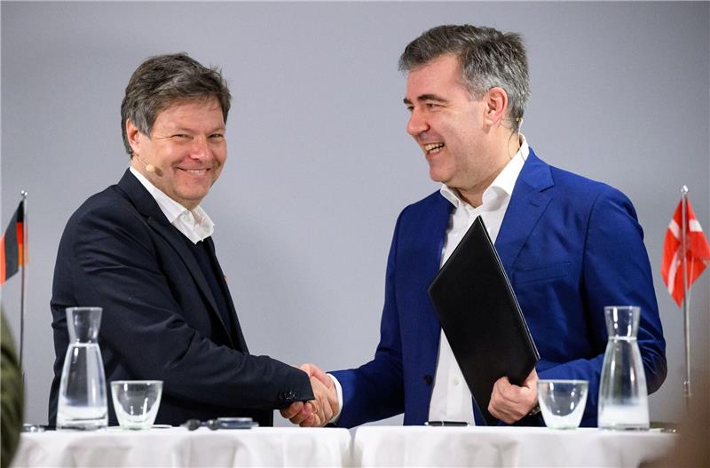 Deutschland und Dänemark vertiefen Energie-Partnerschaft Wirtschaftsminister Robert Habeck (Grüne, l) unterzeichnete zusammen mit dem dänischen Klimaminister Lars Aagaard eine Kooperationserklärung.