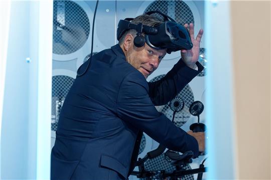Wirtschaftsminister Robert Habeck (Grüne) macht einen Messerundgang bei Gamescom.
