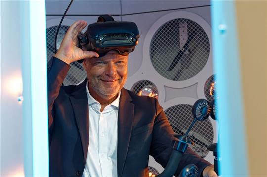 Wirtschaftsminister Robert Habeck (Grüne) steht bei einem Messerundgang bei der Videospielmesse Gamescom vor dem DIVE+ Umweltsimulator der Hochschule Karlsruhe.
