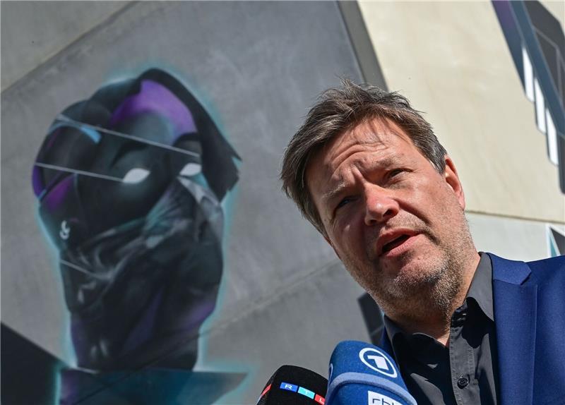 Wirtschaftsminister Robert Habeck bei der Eröffnung der Tesla-Fabrik Berlin Brandenburg.