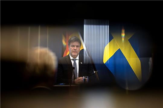 Wirtschaftsminister Robert Habeck bereitet mit seinem Schweden-Besuch auch seine Reise nach Washington vor.