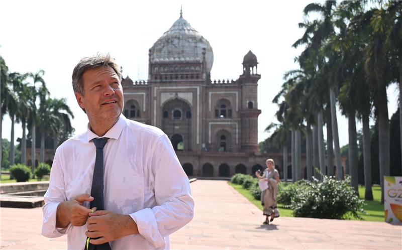 Wirtschaftsminister Robert Habeck besucht das Safdarjung Mausoleum. Habeck will die Zusammenarbeit mit Indien stärken, um weniger abhängig von China zu sein.