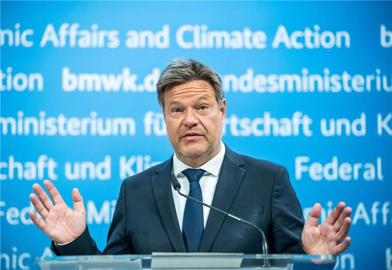 Wirtschaftsminister Robert Habeck erläutert die Förderprogramme für Klimaschutzverträge.