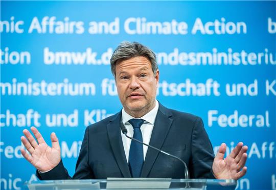 Wirtschaftsminister Robert Habeck erläutert die Förderprogramme für Klimaschutzverträge.