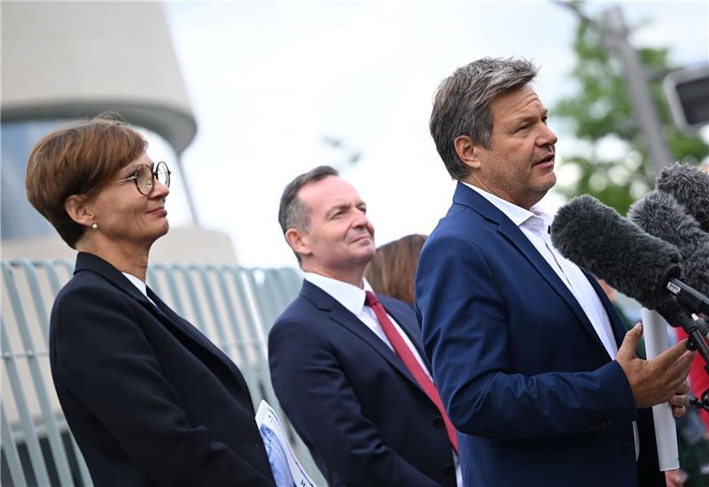 Bundesregierung mit ambitionierter Wasserstoff-Strategie Wirtschaftsminister Robert Habeck (r.) Forschungsminisaterin Bettina Stark-Watzinger (l.) und Verkehrsminister Volker Wissing beim Statement zum Beschluss der Nationalen Wasserstoffstrategie.